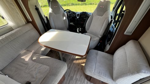 13 LMC T742 – LMC T742 semi-integrated camper 2020