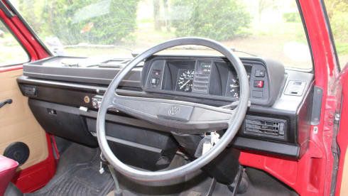 Poppy – VOLKSWAGEN T25 RETRO 1980'S 4 BERTH CAMPER, DIESEL HEATING, OFF GRID.