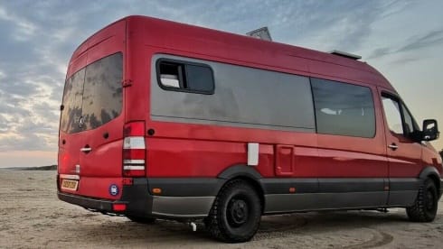 Big Red – 3-persoons Mercedes-Benz (Off Grid Solar) Birmingham-Oxford
