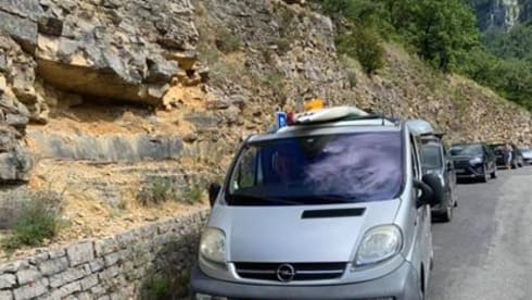 Viv – Handy and complete bus camper