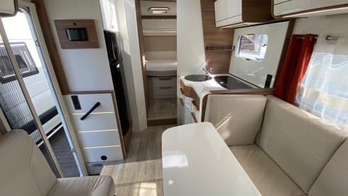 Pilote P746C – Camper Pilote nuovo, molto lussuoso, attrezzato con 4 posti letto