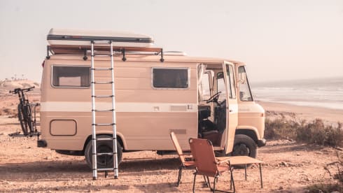 Germaine – Unique Mercedes classic car and off-grid camper