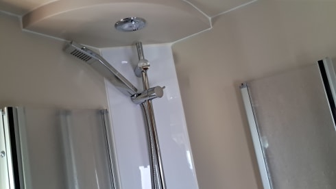 Luxe Etrusco Automaat met enkele bedden/hefbed ,grote garage