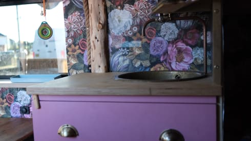 Sally Vanzilla – Handcrafted Citroën Relay Camper – Sleeps 4, Off-Grid Ready