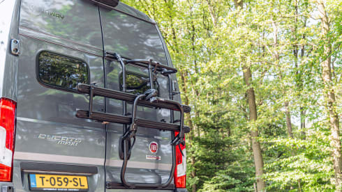 El Monstro – Luxurious and comfortable 2 person camper bus