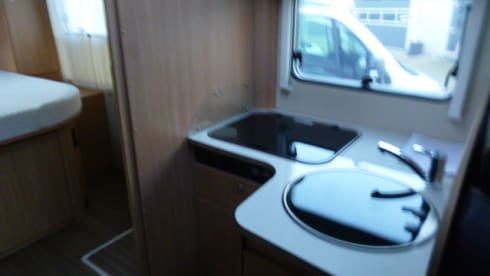 Corry – 5 person camper with electric lifting bed and length beds