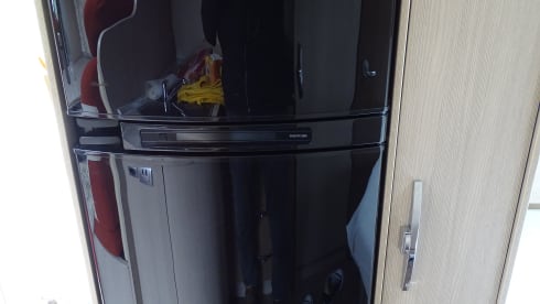 Moonlight – Wonderfully comfortable Bürstner semi-integrated motorhome