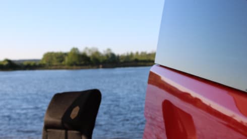 Red adventure  – 2p Volkswagen bus uit 2015