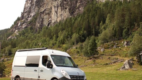 WoodenCabin on Wheels – 3p Renault campervan uit 2025 