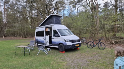 4p VW Crafter offgrid bus uit 2026 met lengtebed, daktent en fietsendrager