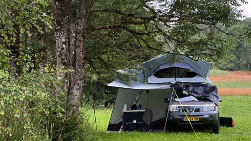 Adventurous 4x4 with roof tent (2P)