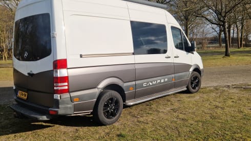 Sturdy camper van with 2-5 seats, compact yet spacious!