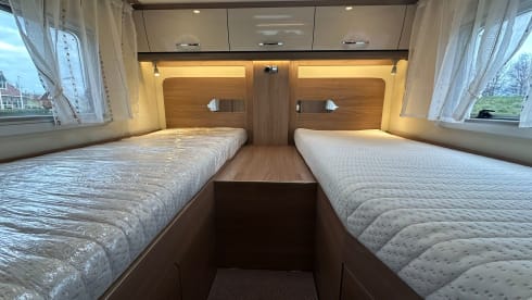 Automaat – 5p luxury camper with separate bed & electric lifting bed