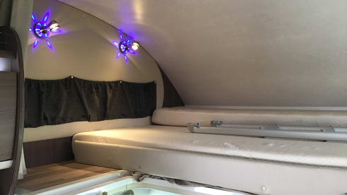 Young, luxurious, spacious, 6p. camper, 20 extra HP, large beds, 2 x air conditioning