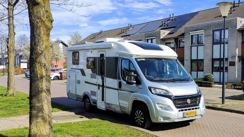 Vakantiemaatje – Adria Compact Plus SL automatic camper semi-internet 2 persons from 2019