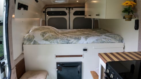 Zonnewijzer – Winter-Proof Off-Grid Campervan with Solar, Nespresso, Oven and more!