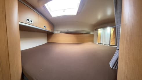 Halbintegrierter Camper von Knaus für 3 Personen