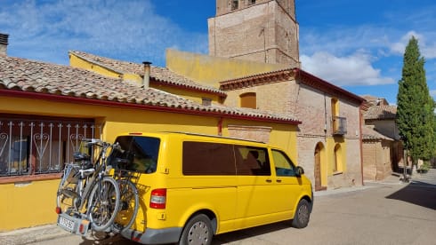 Het gele geluk 💛 – VW T5 yellow bus with modern interior