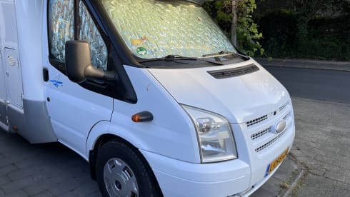 Luxurious neat family camper, 6 seats + belt, fully furnished
