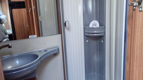 Spacious neat 2 pers. carado / hymer camper.