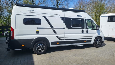 Adria Twin Sport 640 SLB wit – Chic camper van automatic with single beds, navigation system, etc.