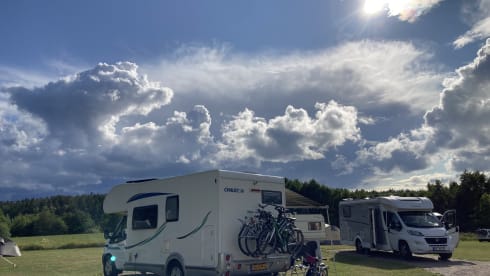 Diesel de roze schaats (kids zijn creatief 😄) – Comfortable and complete 6p alcove camper
