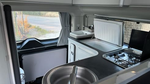 D'eropuit – New campervan Ford Nugget Plus with high roof - 4 people
