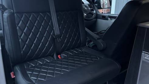 Aubergine Dream Machine – Newly Converted T5 Campervan 4 berth