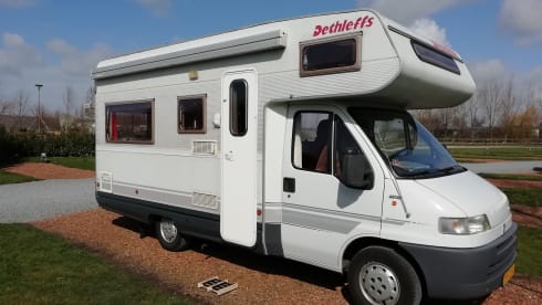 Complete and compact 5-person house on wheels