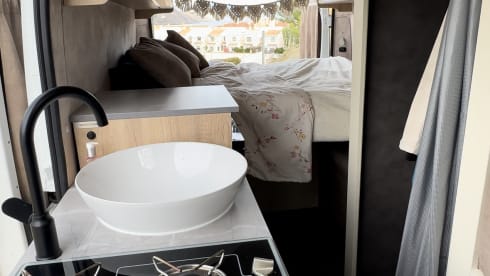 Bowie – Attractive, luxurious, off-grid campervan (incl. all-risk insurance)