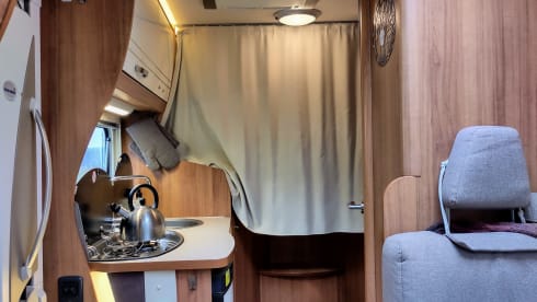 Very comfortable 3 p offgrid camper Eura Mobil