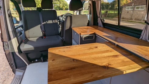 Black Beauty – 4 berth 4WD Automatic VW Transporter
