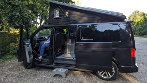 Black Beauty – 4 berth 4WD Automatic VW Transporter