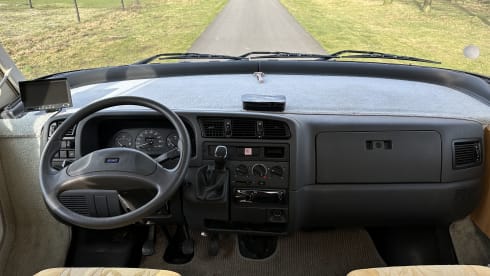 Discover freedom with our fresh Hymer B 584 – with bar layout, lifting bed 