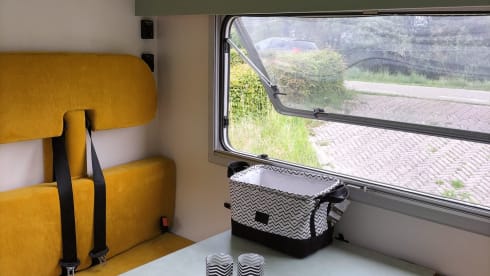Atmospheric 5-person camper including bedding