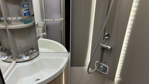 SMOVE – 2p Niesmann + Bischoff semi-integrated uit 2018