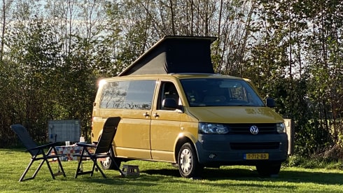 Het gele geluk 💛 – VW T5 yellow bus with modern interior