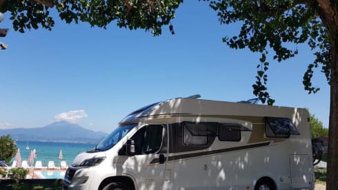 Carado T338 (splinternieuw!!) – Luxurious and fully equipped camper with length beds. Ultimate Freedom! 
