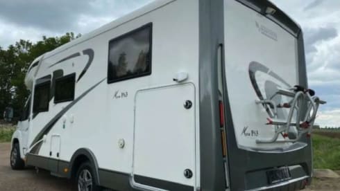 Beautiful camper with the most ideal layout, park your car inside for free