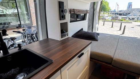 Off-grid & honden toegestaan – (Dog) Off-grid camper with Starlink & comfort – travel & remote work