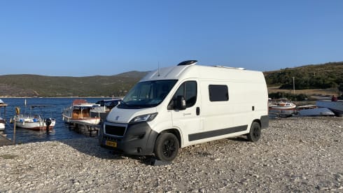 Freddie – Mini-maison aménagée en camping-car autonome (2 personnes + bébé)