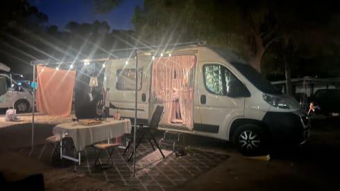 Camping-car 2 places avec climatisation dans l'espace de vie 