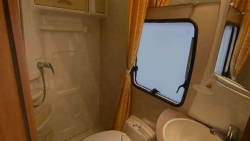 Spacious 4 person Fiat Camper Chausson Flash with French bed & lift bed