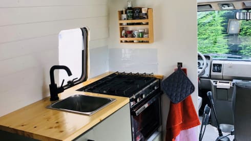 Jacky – Hip and fully equipped camper bus!