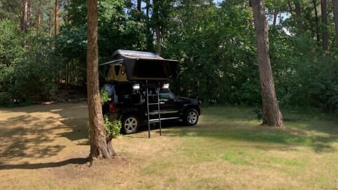 🏕️ Adventure on wheels – Jeep with luxury Vickywood roof tent