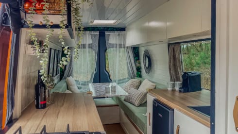 Very Spacious Luxury Off-Grid Camper – Freedom, Comfort & Adventure on Wheels!