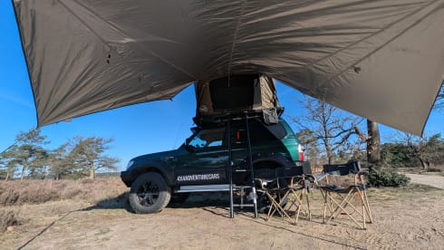 Cool Toyota Landcruiser with 2-person roof tent, unlimited km!