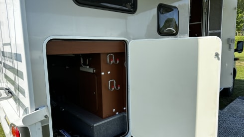 June – Super cozy and complete 2p camper! 