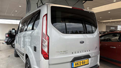 Campervan Bürstner per 4 persone, modello 2022.