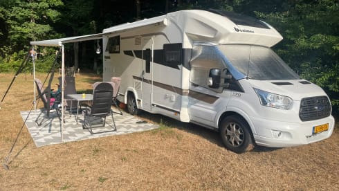 Luxe moderne (170pk) familiecamper met groot 2/3p bed en 2p hefbed